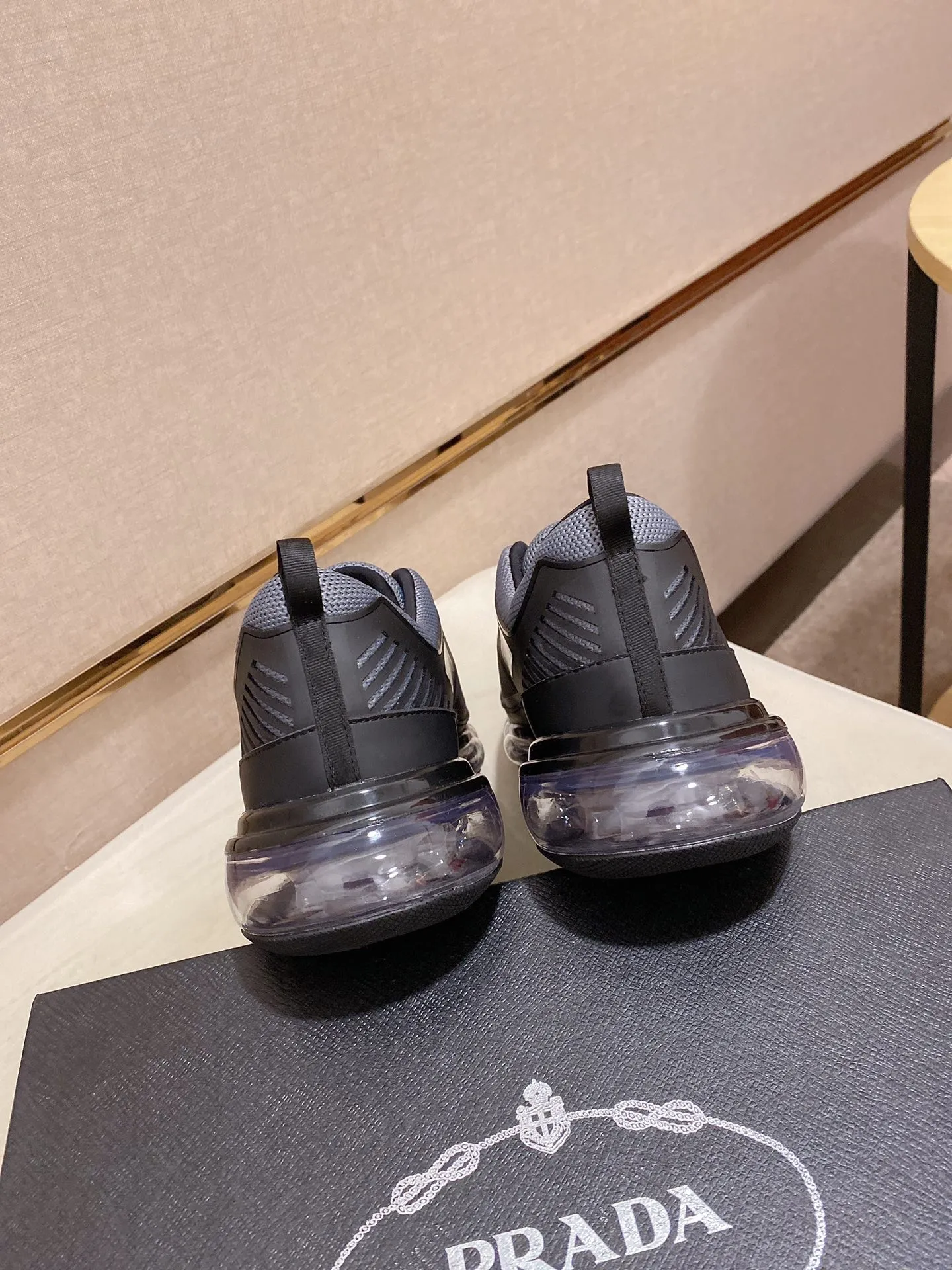 Factory price: 640💰 ✔️✔️✔️High-quality new PRADA counters are launched simultaneously. The new men's shoes and 😘fabric are made of high-tech glue-spraying technology. Lining: Full cowhide lining. 👍🏿 High-end ☄️ air-cushion molded anti-slip rubber outsole, exquisite lines, simple and elegant, comfortable and high-end for leisure travel. Code number: 38 to 45
